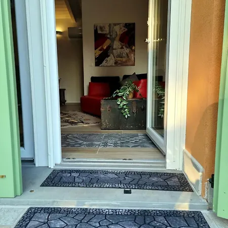 Garden Apartment *